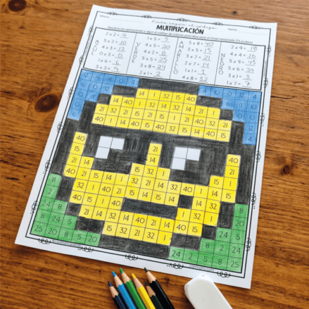 Plantilla de multiplicaciones con emojis pixel art para colorear