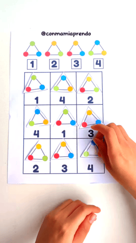 Niño colocando el último triángulo y completando la cuadrícula de atención y concentración con triángulos de colores