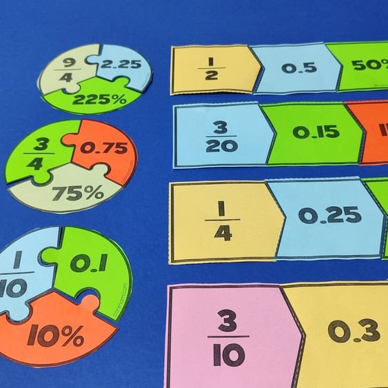 Niños armando el rompecabezas de fracciones, decimales y porcentajes en clase