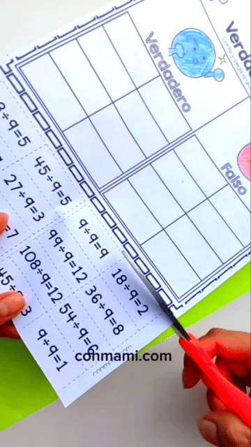 Niña recortando las tarjetas de divisiones del juego de Verdadero o Falso