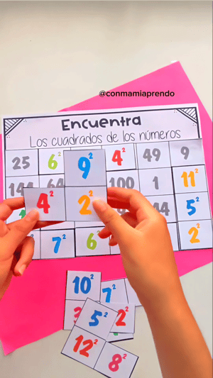 Plantilla de Encuentra los cuadrados de los números a medio desarrollar, con varias fichas de colores ya encajadas sobre los números en gris