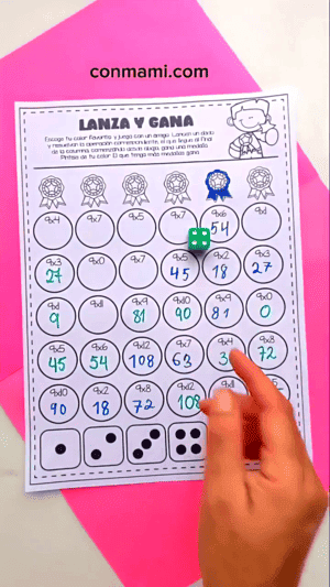 Niños resolviendo tablas de multiplicar con el dado sobre la plantilla de Lanza y Gana