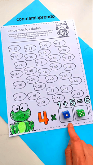 Dos dados lanzados junto a la plantilla de multiplicación: primero se suman los puntos de los dados