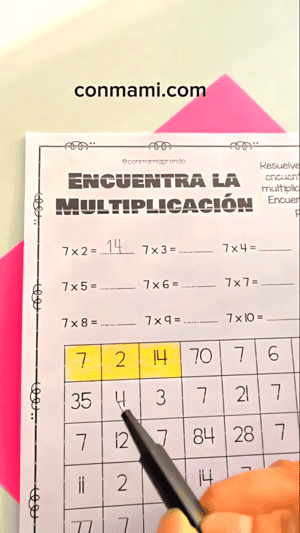 Encuentra las Multiplicaciones: niño pintando una de las ecuaciones dentro de la cuadrícula de la tabla de multiplicar